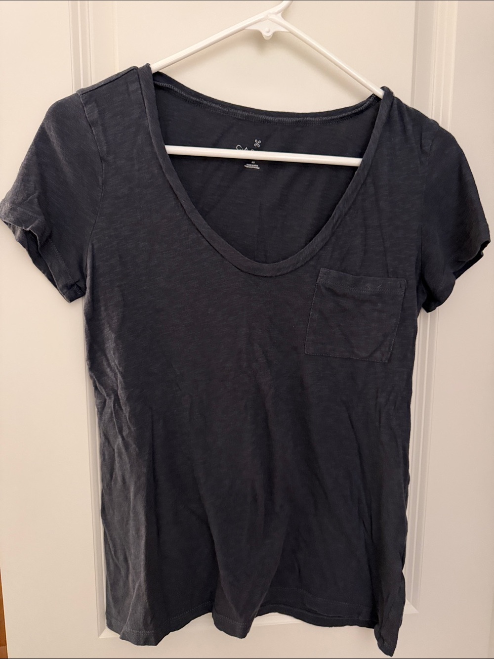 Caslon Women's Short-Sleeve V-Neck Pocket Tee in Dark Gray
